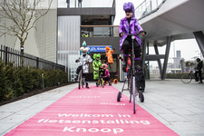 910760 Afbeelding van artiesten tijdens de opening van de fietsenstalling Knoop. De ingang van de nieuwe ...